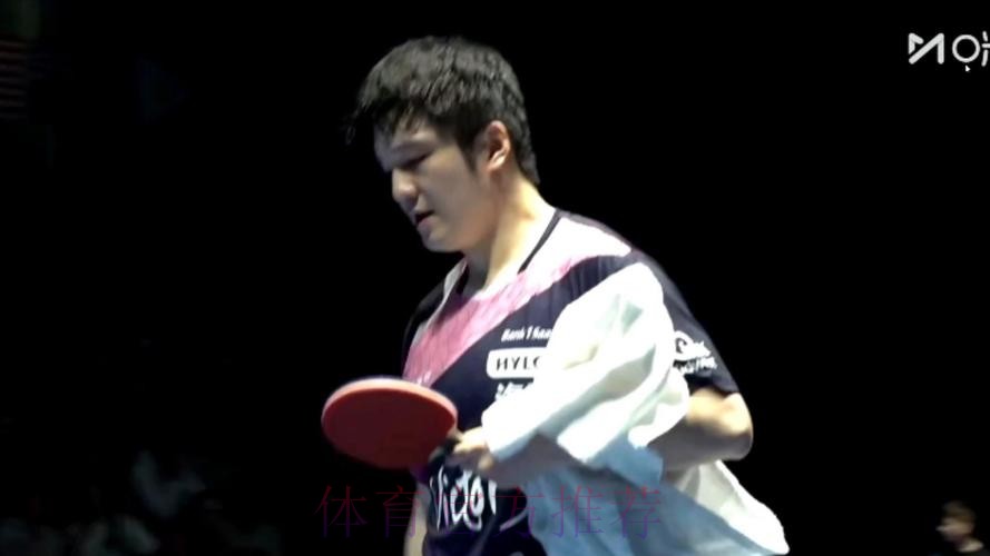 名场面！樊振东正手爆冲打到手背球飞了，西蒙高茨一脸难以置信